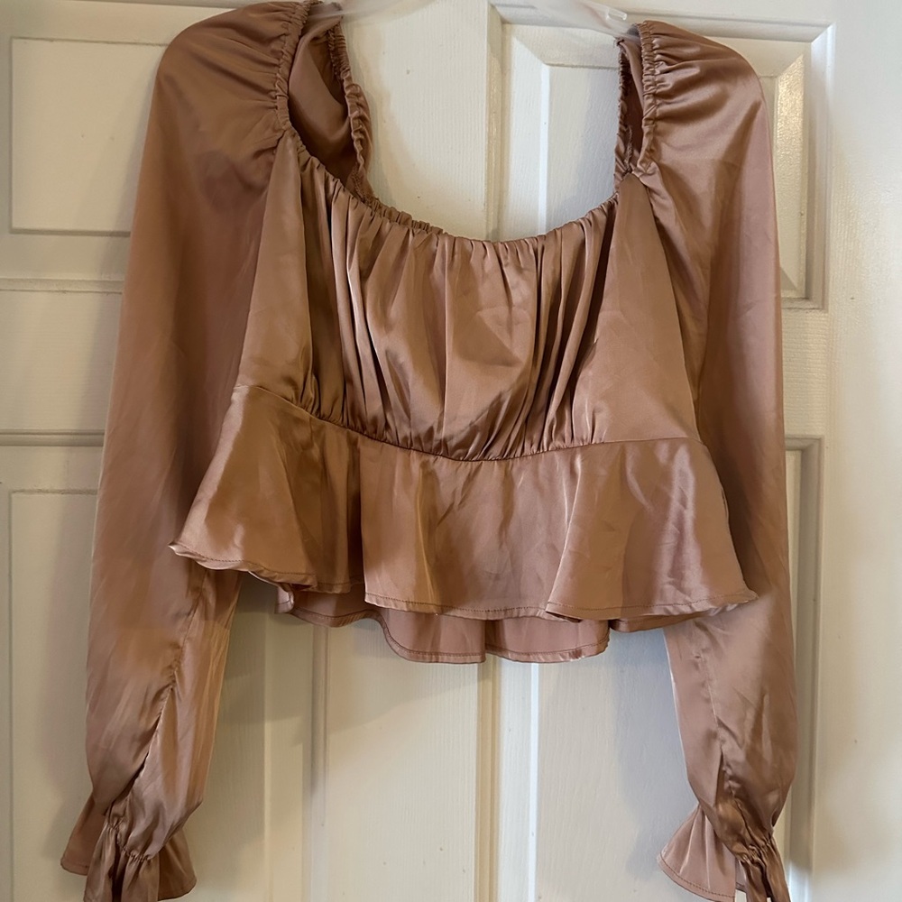 Scoop top with elastic band on the waist with ruffles at the bottom
